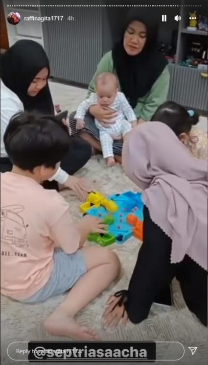 Momen Brie Anak Acha Septriasa Main ke Rumah Rafathar dan Rayyanza (Instagram/@raffinagita1717)