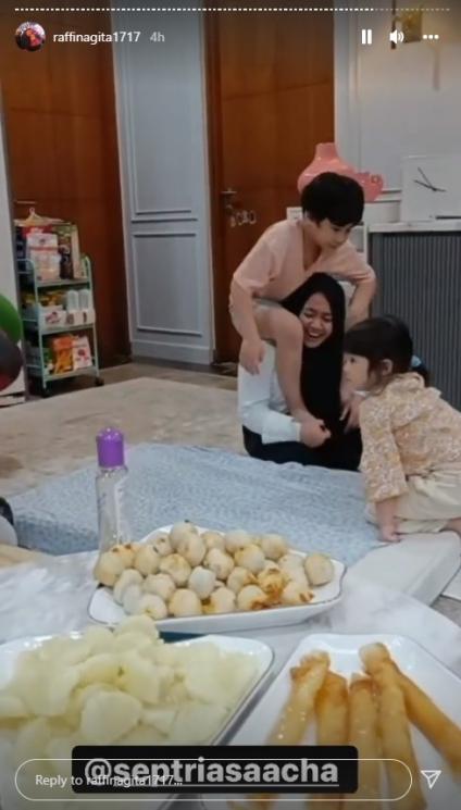 Momen Brie Anak Acha Septriasa Main ke Rumah Rafathar dan Rayyanza (Instagram/@raffinagita1717)