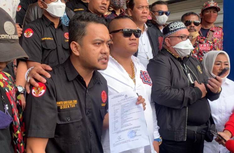 Binto Siregar (paling kiri) dan Elida (tengah) usai melaporkan akun Instagram Hotman Paris di Polda Metro Jaya. (MataMata.com/Adiyoga Priyambodo)