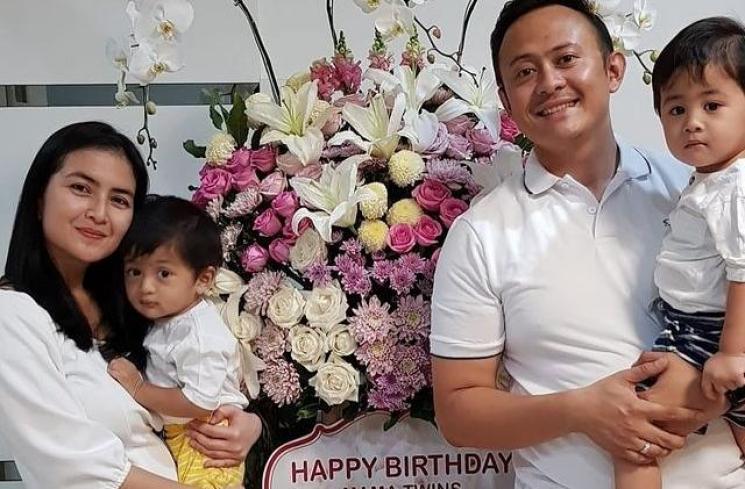 Adu gaya artis punya anak kembar 