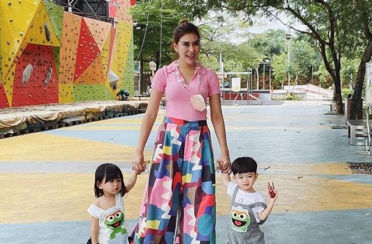Adu gaya artis punya anak kembar 