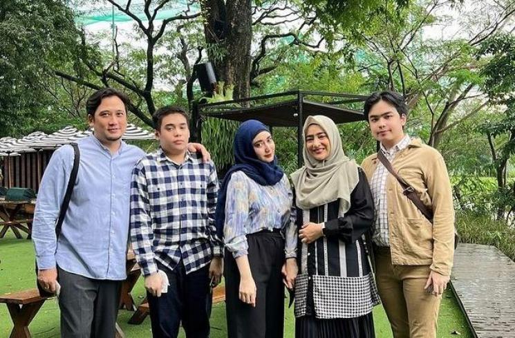 Adu gaya artis punya anak kembar 