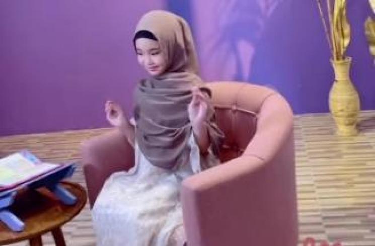 Potret Bilqis Anak Ayu Ting Ting Berhijab. (Instagram/ayutingting92)
