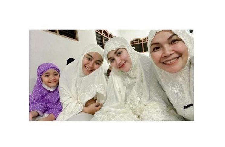 Momen Seleb Jalani Tarawih Pertama 