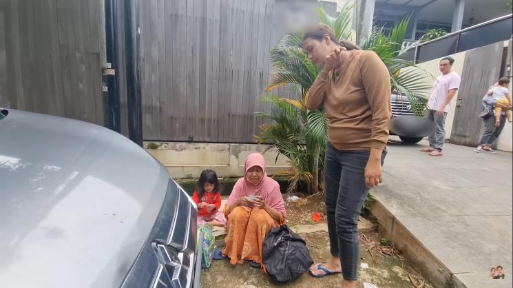 Potret Ibu-Ibu Minta Uang ke Baim Wong (YouTube/Baim Paula)