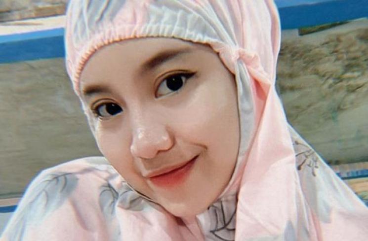 Momen Seleb Jalani Tarawih Pertama 