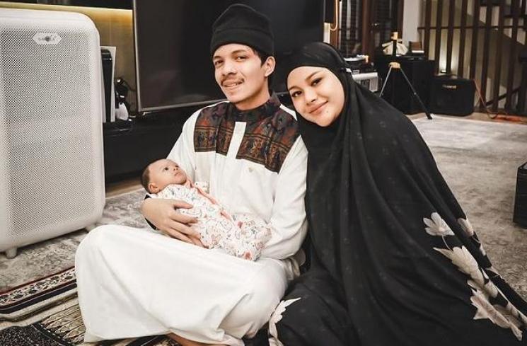 Momen Seleb Jalani Tarawih Pertama 