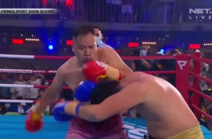 Artis Indonesia duel di ring tinju (youtube)