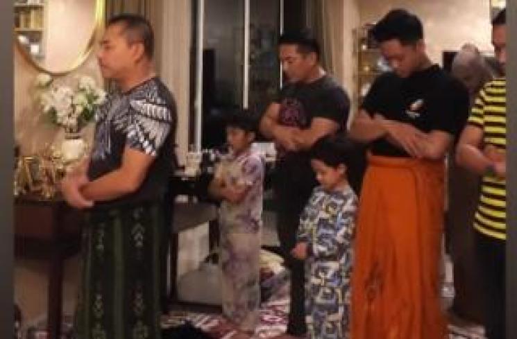 Momen Seleb Jalani Tarawih Pertama 