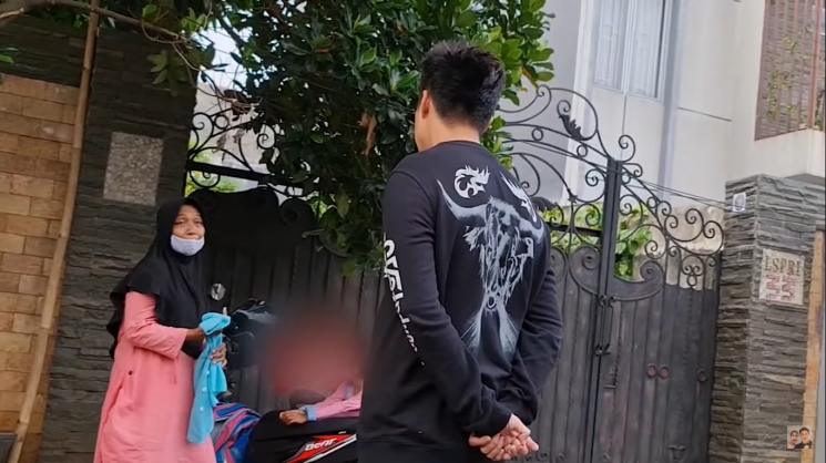 Potret Ibu-Ibu Minta Uang ke Baim Wong (YouTube/Baim Paula)
