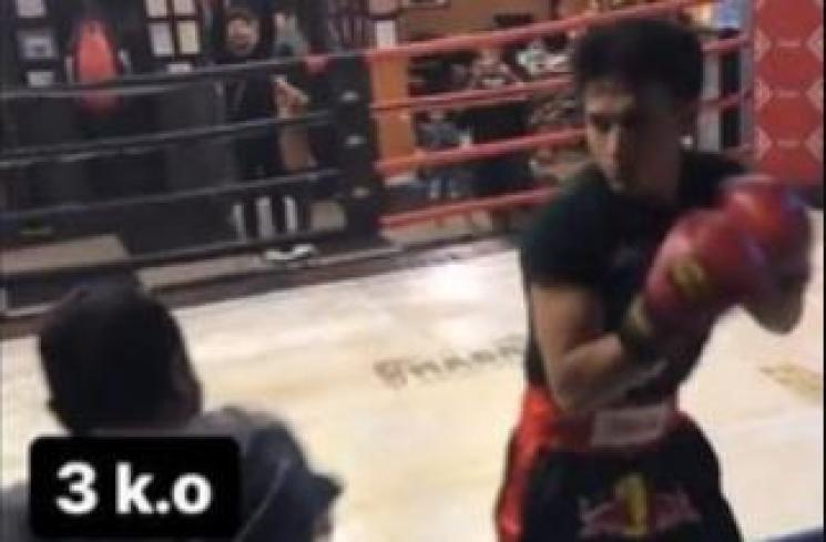 Artis Indonesia duel di ring tinju (youtube)