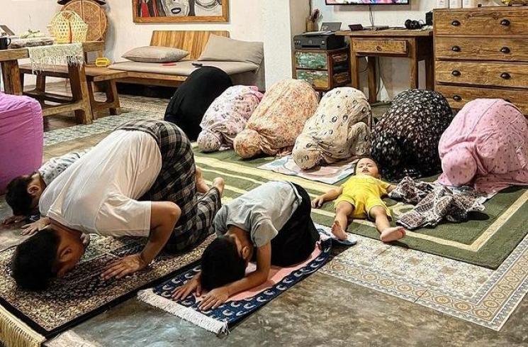 Momen Seleb Jalani Tarawih Pertama 