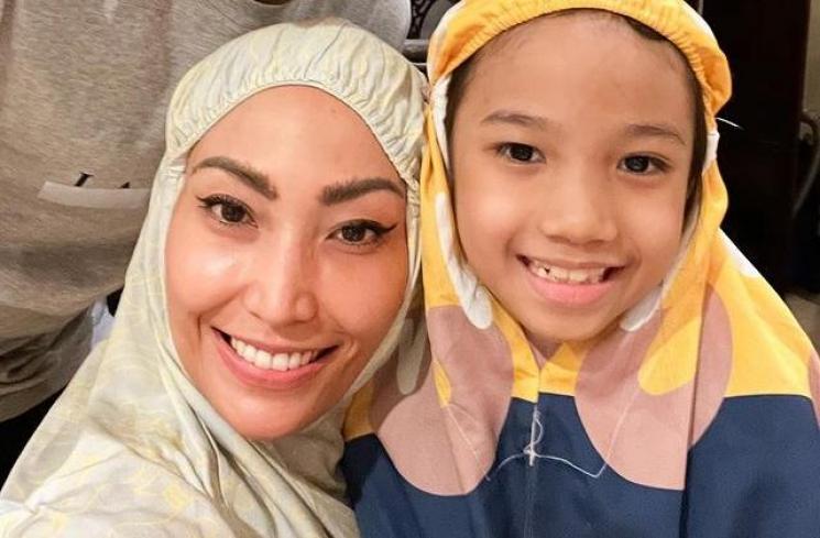 Momen Seleb Jalani Tarawih Pertama 