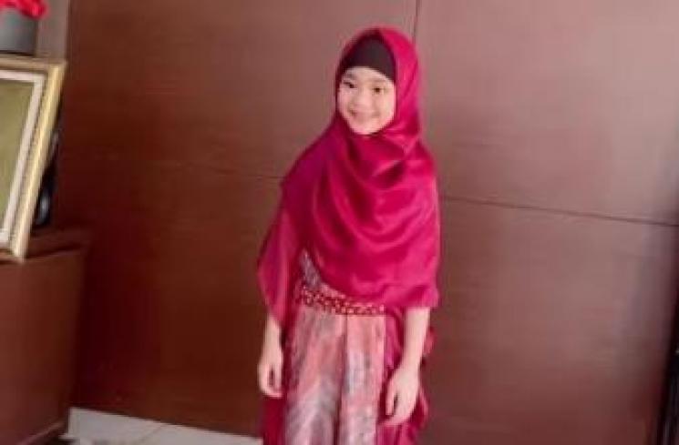 Potret Bilqis Anak Ayu Ting Ting Berhijab. (Instagram/ayutingting92)