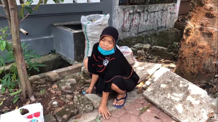 Potret Ibu-Ibu Minta Uang ke Baim Wong (YouTube/Baim Paula)