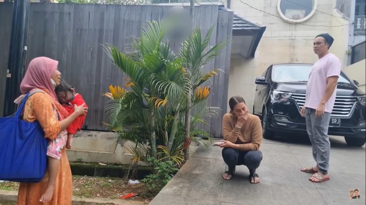 Potret Ibu-Ibu Minta Uang ke Baim Wong (YouTube/Baim Paula)