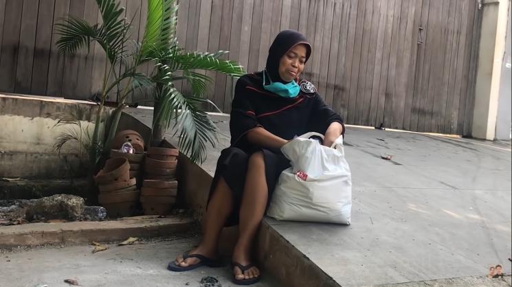 Potret Ibu-Ibu Minta Uang ke Baim Wong (YouTube/Baim Paula)