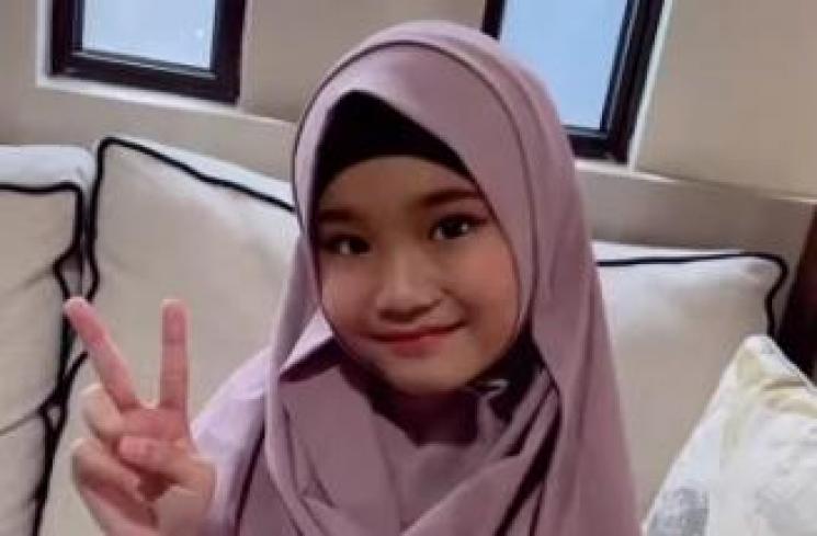 Potret Bilqis Anak Ayu Ting Ting Berhijab. (Instagram/ayutingting92)