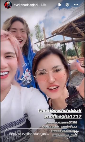 Momen Maria Ozawa ke Beach Club Raffi Ahmad (Instagram/evelinnadaanjani)