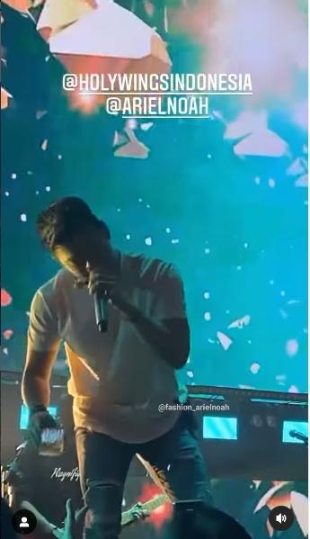 Ariel NOAH konser ditawarin minuman. (Instagram/fashion_arielnoah)