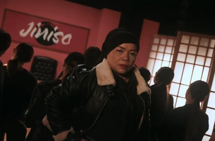 Gaya Mama Fuji Jadi Mafia (YouTube/JINISO Entertainment)