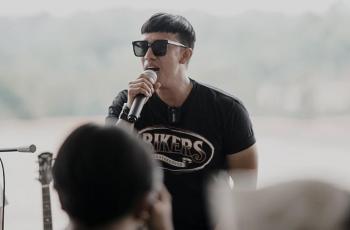 7 Potret Ruri Repvblik Jualan Es Kelapa Kurma, Cuek Walau Banyak yang Mencibir