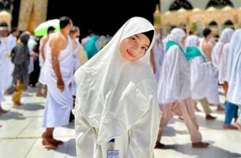 5 Potret Artis saat Umrah, Fuji Wujudkan Impian Mendiang Vanessa Angel