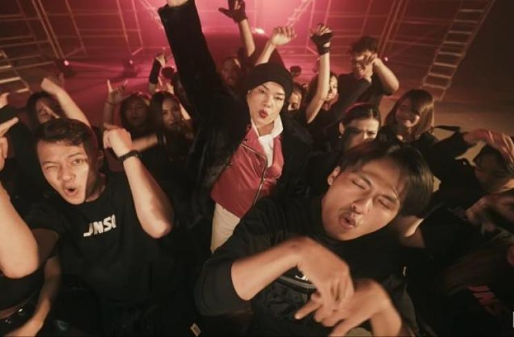 Gaya Mama Fuji Jadi Mafia (YouTube/JINISO Entertainment)