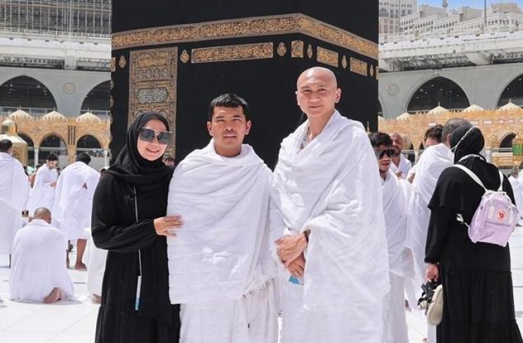 Potret Artis saat Umrah (Instagram/@duniamanji)