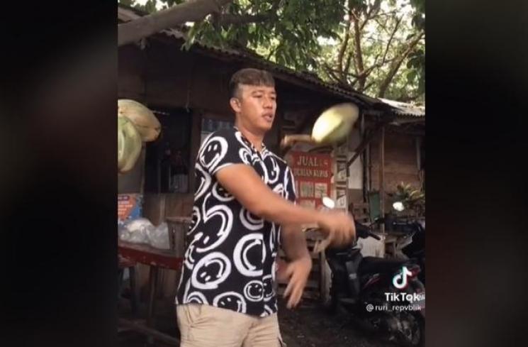 Potret Ruri Repvblik jualan es kelapa kurma (TikTok/@ruri_repvblik)