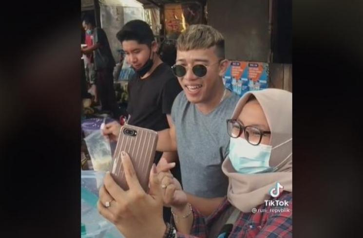 Potret Ruri Repvblik jualan es kelapa kurma (TikTok/@ruri_repvblik)