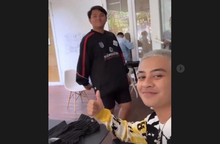 Potret Bastian Steel usai rombak total gaya rambut (Instagram/@sithamarino)