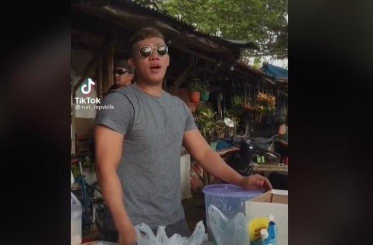 Potret Ruri Repvblik jualan es kelapa kurma (TikTok/@ruri_repvblik)