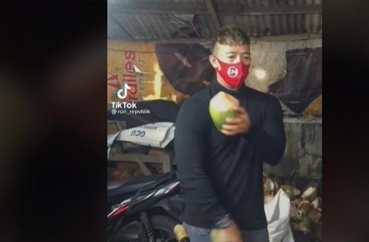 Potret Ruri Repvblik jualan es kelapa kurma (TikTok/@ruri_repvblik)