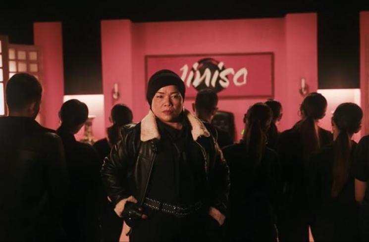 Gaya Mama Fuji Jadi Mafia (YouTube/JINISO Entertainment)