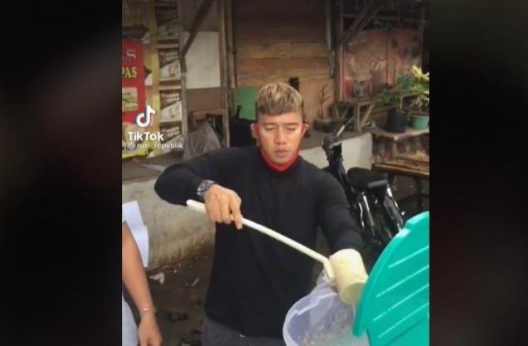 Potret Ruri Repvblik jualan es kelapa kurma (TikTok/@ruri_repvblik)