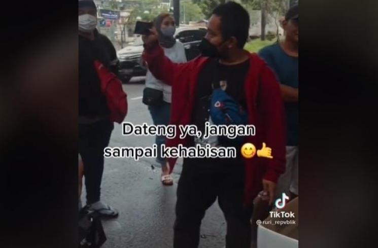 Potret Ruri Repvblik jualan es kelapa kurma (TikTok/@ruri_repvblik)