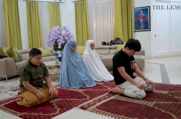 Momen Buka Puasa Krisdayanti Bareng Baby Ameena (YouTube/The Lemos Family)