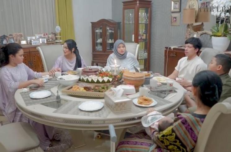 Momen Buka Puasa Krisdayanti Bareng Baby Ameena (YouTube/The Lemos Family)