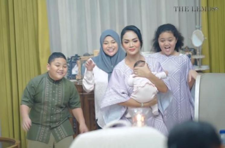 Momen Buka Puasa Krisdayanti Bareng Baby Ameena (YouTube/The Lemos Family)
