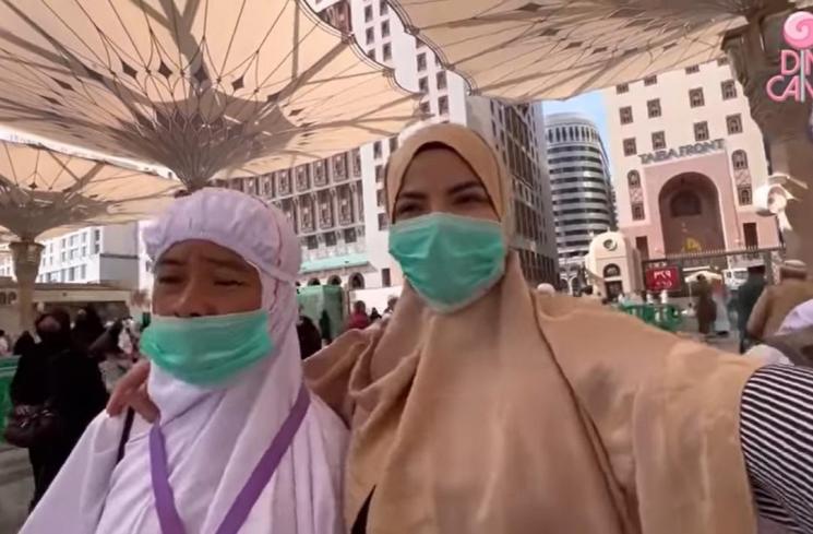 Potret Dinar Candy Jalani Umrah. (YouTube/Dinar Candy)