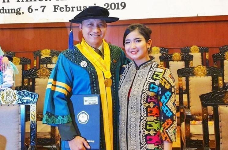 Gaya Seleb Dampingi Suami Wisuda. (Instagram/@windakhair)