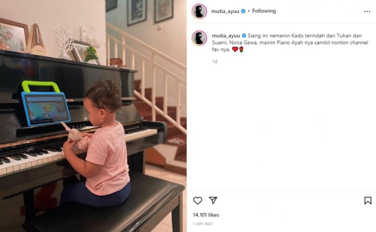 Mutia Ayu bagikan foto Gewa bermain piano Glenn Fredly. (Instagram/mutia_ayuu)