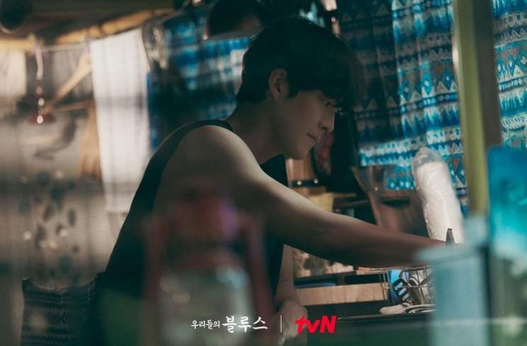 Potret Kim Woo Bin di Our Blues (Instagram/@tvn_drama)