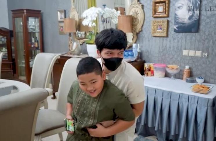Momen Buka Puasa Krisdayanti Bareng Baby Ameena (YouTube/The Lemos Family)