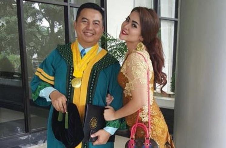 Gaya Seleb Dampingi Suami Wisuda. (Instagram/@vegadarwanti123)