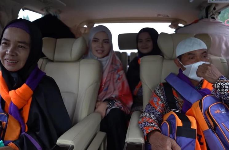 Potret Dinar Candy Jalani Umrah. (YouTube/Dinar Candy)