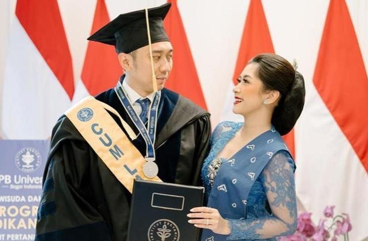 Gaya Seleb Dampingi Suami Wisuda. (Instagram/@ruby_26)