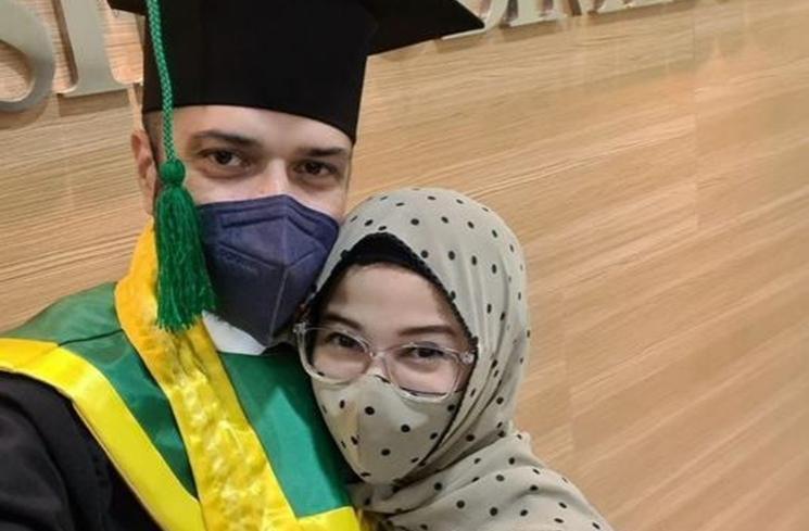 Gaya Seleb Dampingi Suami Wisuda. (Instagram/@jihanfahirareal)