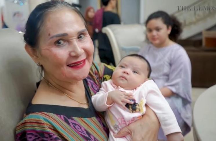 Momen Buka Puasa Krisdayanti Bareng Baby Ameena (YouTube/The Lemos Family)